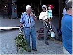 Ausbildungsleiter Gerhard Wolf mit dem "Glckwunsch-Strauss" fr Stefan